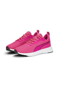 Une paire de chaussures de sport en mesh rose vif avec des lacets roses, des semelles blanches et des accents noirs, placées côte à côte sur un fond blanc.