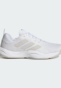 Weiße Sportschuhe mit einem Obermaterial aus Mesh, glatten synthetischen Akzenten und einer dicken Sohle mit strukturierten Mustern für Grip und Unterstützung.