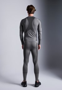 Pier One Sport THERMAL SEAMLESS SPORTS SET - TOP & LEGGINGS - Long sleeved top - dark grey