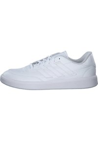 Witte sportieve sneakers van synthetisch leer, met een laag model, vetersluiting en drie streepaccenten aan de zijkant.