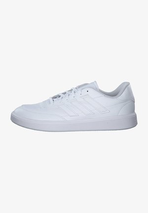 Zapatillas deportivas blancas hechas de cuero sintético, con un diseño de corte bajo, cierre de cordones y tres rayas a los lados.
