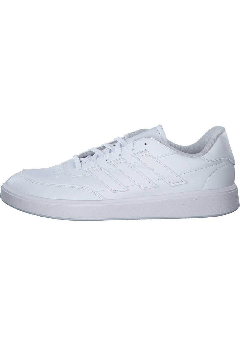 Witte sportieve sneakers van synthetisch leer, met een laag model, vetersluiting en drie streepaccenten aan de zijkant.