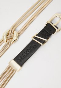 Zwarte leren riem met gouden metalen accenten. Kenmerkt zich door een gladde textuur, gebogen gouden hardware en een gevlochten kettingontwerp.