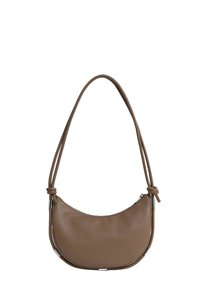 Geantă de umăr din piele maronie, cu o formă curbată, curea ajustabilă, închidere cu fermoar și accente din metal argintiu. Textură netedă, fără modele.