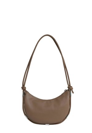 Ruda odinė petneša su kreiviu pavidalu, reguliuojama dirželiu, užtrauktuko užsegimu ir sidabrinės spalvos apdailos detalėmis. Lygi tekstūra be raštų.