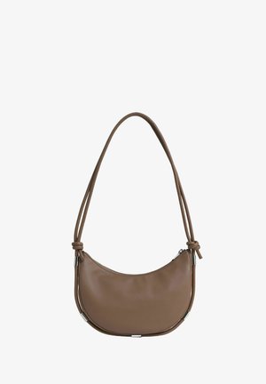 Ruda odinė petneša su kreiviu pavidalu, reguliuojama dirželiu, užtrauktuko užsegimu ir sidabrinės spalvos apdailos detalėmis. Lygi tekstūra be raštų.