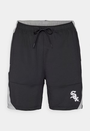 Juodi sportiniai šortai su raišteliu liemenyje, pilkos šoninės iškirpimo detales ir baltas logotipas kairėje apatinėje dalyje. Lygus audinio paviršius.