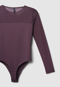 Bodysuit a maniche lunghe di un profondo viola, con una parte superiore in rete, texture del tessuto liscia e una vestibilità aderente con un fondo scollato.