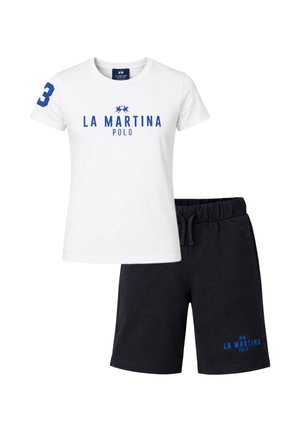 Maglietta Polo La Martina bianca a maniche corte con logo blu e numero 3 sulla manica, abbinata a pantaloncini neri con coulisse e logo blu.