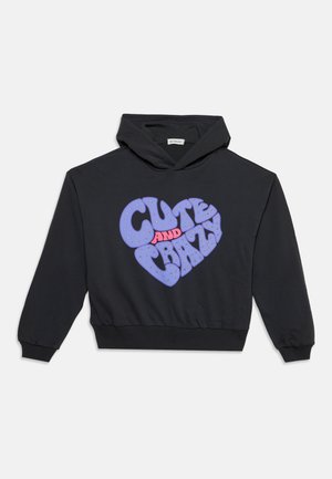 Felpa nera con cappuccio con grafica a forma di cuore viola e le parole "Cute and Crazy" in lettere grasse sul davanti.