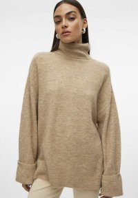 Beige coltrui van zacht, gestructureerd breiwerk, met verlaagde schouders en brede manchetten. Casual, ontspannen pasvorm met een gezellige uitstraling.