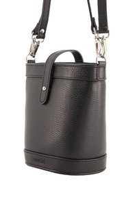 Sort læder bucket bag med en pebble-overflade, cirkulær form, kort håndtag og aftagelig rem; har sølv hardware og et logo.