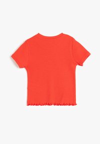Kurzärmliges Crop-Top aus hellem roten Rippenmaterial. Mit Rundhalsausschnitt und fransigem Saumdetail.