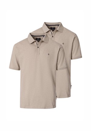 To beige kortærmede poloshirts med kraver, knapper og et lille navyblåt logo på venstre bryst, vist overlappende på en hvid baggrund.