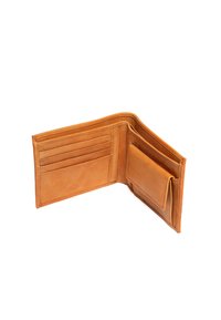 Portafoglio bifold in pelle color sabbia aperto, che mostra diversi scomparti per carte su un lato e una tasca per monete con patta dall'altro.
