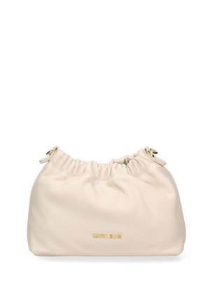 Weiche beigefarbene Lederhandtasche mit gerafftem Oberdesign, goldenen Hardware-Akzenten und einem dezenten Logodetail vorne.