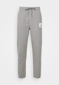 Grå sweatpants lavet af blødt bomuld med snøre i taljen. Har et kontrastfarvet hvidt logo patch på venstre lår. Tapered ben design.