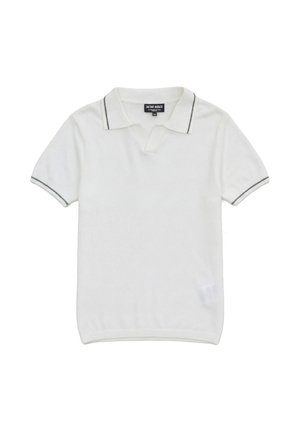 Polo blanco de manga corta con ribete negro en el cuello y las mangas, con una pequeña abertura frontal y una etiqueta de marca en el interior del cuello.