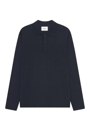 Donkerblauw poloshirt met lange mouwen, een kraag en verborgen knopenlijst, met label NN.07 bij de hals.