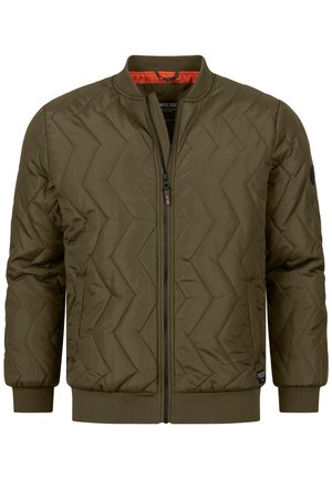 Jachetă bomber matlasată de culoare verde măsliniu, cu un model în zig-zag, manșete și tiv ribbate, închidere cu fermoar frontal și căptușeală contrastantă de culoare portocalie.