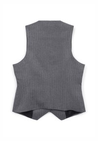 Gilet sur mesure à rayures grises avec une subtile ouverture en forme de V à l'arrière, sans manches et plat sur un fond blanc.