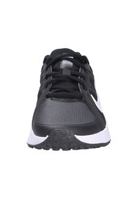 Scarpa da ginnastica nera con parte superiore in rete, dettagli bianchi, suola testurizzata e design dei lacci piatti. Costruzione leggera e traspirante.