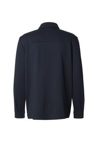 Polo à manches longues bleu marine avec col, présentant une texture lisse, un design simple et un détail de couture subtil sur les épaules.