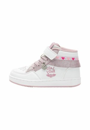 Sneakers alte bianche e rosa con motivi a forma di cuore, dettagli glitterati e fibbia metallica. Tessuto traspirante e suola in gomma.
