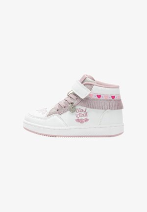 Sneakers alte bianche e rosa con motivi a forma di cuore, dettagli glitterati e fibbia metallica. Tessuto traspirante e suola in gomma.