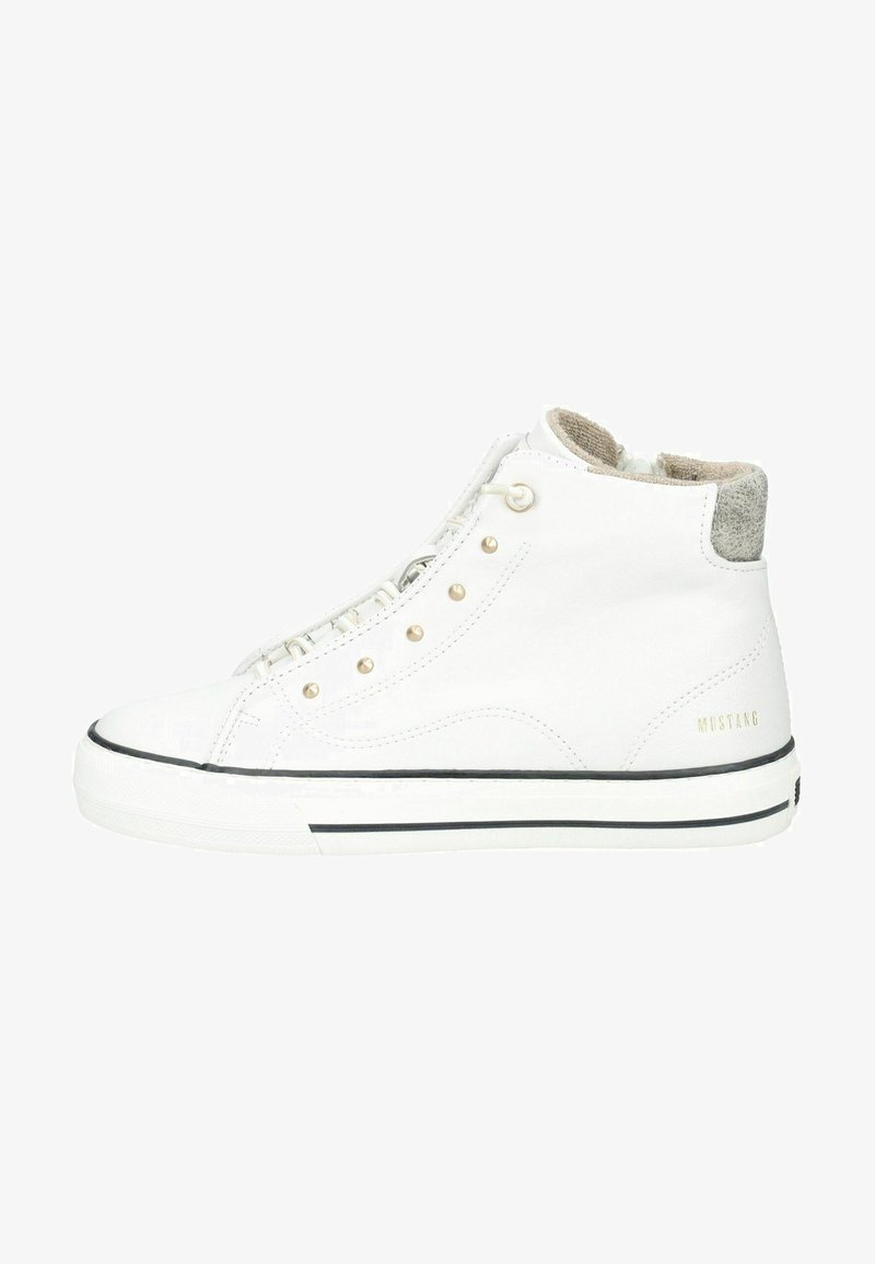 Bílé vysoké tenisky s hladkým koženým povrchem, dvěma metalickými akcenty, kontrastní šedou textilií u kotníku a gumovou podrážkou.