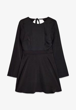 Czarna sukienka z długim rękawem, okrągłym dekoltem, dopasowaną górą i rozszerzanym dołem; z tyłu zapięcie w formie łezki oraz gładka faktura materiału.