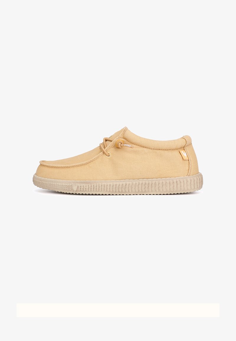 Mocassin décontracté beige à semelle en caoutchouc, à lacets sur le devant, dessus en tissu, vu de profil sur un fond blanc.
