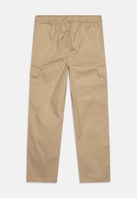 Pantalons cargo beiges avec une taille élastique, des poches latérales et un tissu lisse et léger. Design à jambes droites et détails de couture simples.