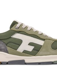 Der Schuh hat ein grünes Mesh-Obermaterial, beigen Wildlederakzente, graue Details und ein auffälliges weißes Logo. Die Sohle ist weiß und hat eine strukturierte Oberfläche.