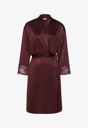 Burgunderfarvet satin morgenkåbe med lange ærmer, blondeaccentuerede manchetter og en knyttet talje; glat tekstur og knælangt design.