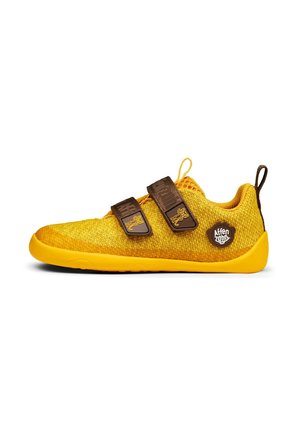 Gul børnesneaker med to brune velcrolukninger og en trækflig, strikket overdel og gummisål.