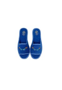 Pantofole in tessuto blu con retro aperto, caratterizzate da un ricamo floreale colorato e cuciture bianche lungo i bordi. Texture morbida con una finitura liscia.