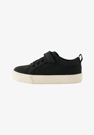 Zwarte leren sneaker met een ronde neus, platte rubberen zool, vetersluiting en klittenbandsluiting, en contrasterende witte details op de zool.