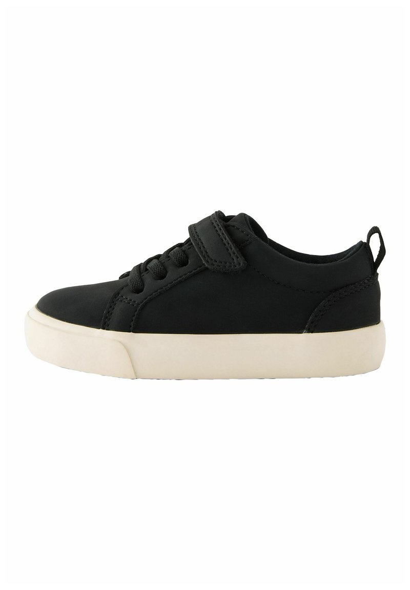 Zwarte leren sneaker met een ronde neus, platte rubberen zool, vetersluiting en klittenbandsluiting, en contrasterende witte details op de zool.