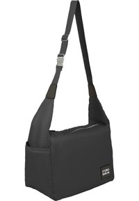 Borsa a spalla grigia con un design imbottito, tracolla regolabile, tasca anteriore con cerniera e patch con logo. Presenta una superficie testurizzata e una tasca laterale.