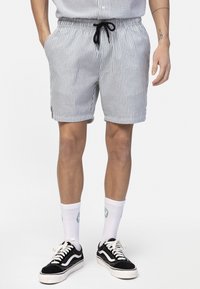 Redefined Rebel IAN REGULAR FIT - Shorts - dark green