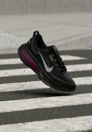 Nike Performance, W NIKE VOMERO GTX - Обувки за бягане по асфалт - black/metallic silver/dk smoke grey