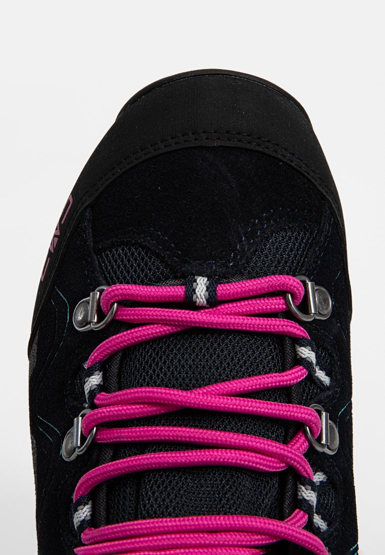 Scarpa da trekking nera con lacci rosa infilati attraverso occhielli e ganci in metallo, con tessuto in mesh e punta rinforzata.