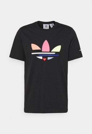 Schwarzes Adidas T-Shirt mit farbenfrohem Trefoil-Logo in Pfirsich, Pink, Gelb, Blau, Weiß und Rot vorne und kleinem weißen Adidas-Schriftzug am Ärmel.