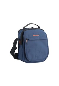 Borsa a spalla in nylon blu navy con manico superiore, tracolla regolabile, tasca frontale con zip e logo in rilievo sul pannello anteriore.