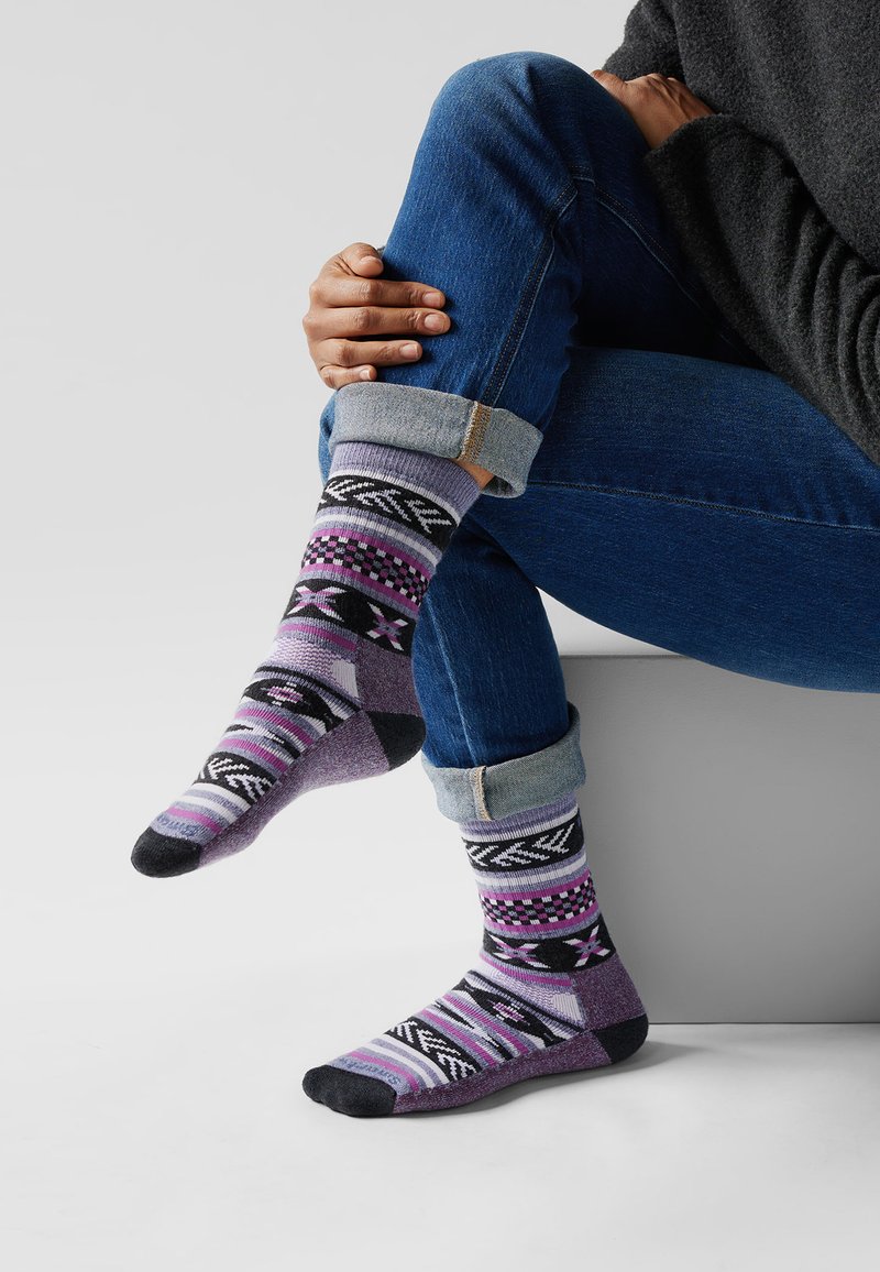 Calcetines estampados en colores morado, negro y gris con varios diseños. Material grueso con un puño acanalado y puntera y talón en contraste.