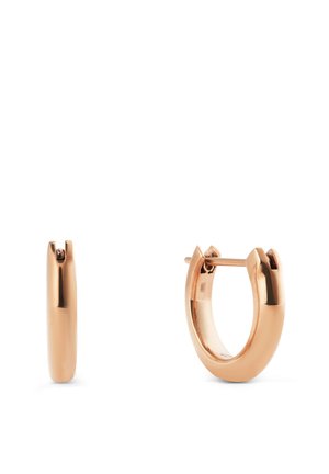 Paari poleeritud roosakuldseid poolrõngast kõrvarõngaid hingedega kinnitusmehhanismiga, näidatud valgel taustal küljelt ja eest.