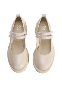 Beige gepatineerde leren schoenen met twee bijpassende banden, ronde neus en dikke crème-kleurige zool. De binnenzool heeft een merklogo.