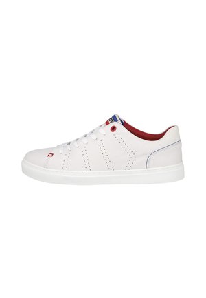 Zapatilla blanca de corte bajo con cordones blancos, forro interior rojo, rayas laterales perforadas y costuras azules en la zona del talón.