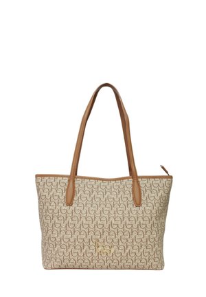 Sac fourre-tout beige avec des poignées et des garnitures en cuir marron, présentant un motif géométrique marron répétitif et un petit logo doré à l'avant.